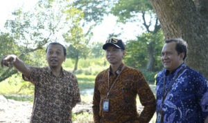 Peneliti Traktor Perahu Listrik Prof Bambang Sudarmanta, Rektor ITS Prof Bambang Pramujati, dan Wakil Rektor IV ITS Prof Agus Muhamad Hatta usai uji coba traktor perahu listrik