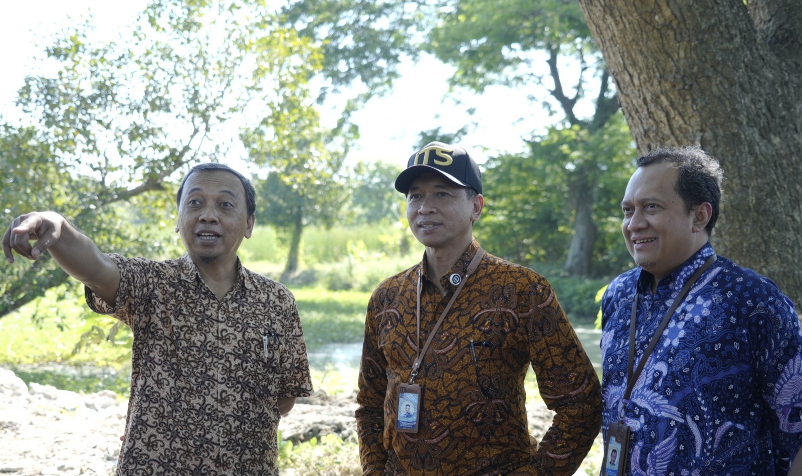 Peneliti Traktor Perahu Listrik Prof Bambang Sudarmanta, Rektor ITS Prof Bambang Pramujati, dan Wakil Rektor IV ITS Prof Agus Muhamad Hatta usai uji coba traktor perahu listrik