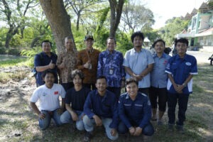 Rektor ITS Prof Bambang Pramujati (bertopi) dan Wakil Rektor IV ITS Prof Agus Muhamad Hatta (batik biru) bersama tim peneliti STP Otomotif ITS yang dipimpin oleh Prof Bambang Sudarmanta