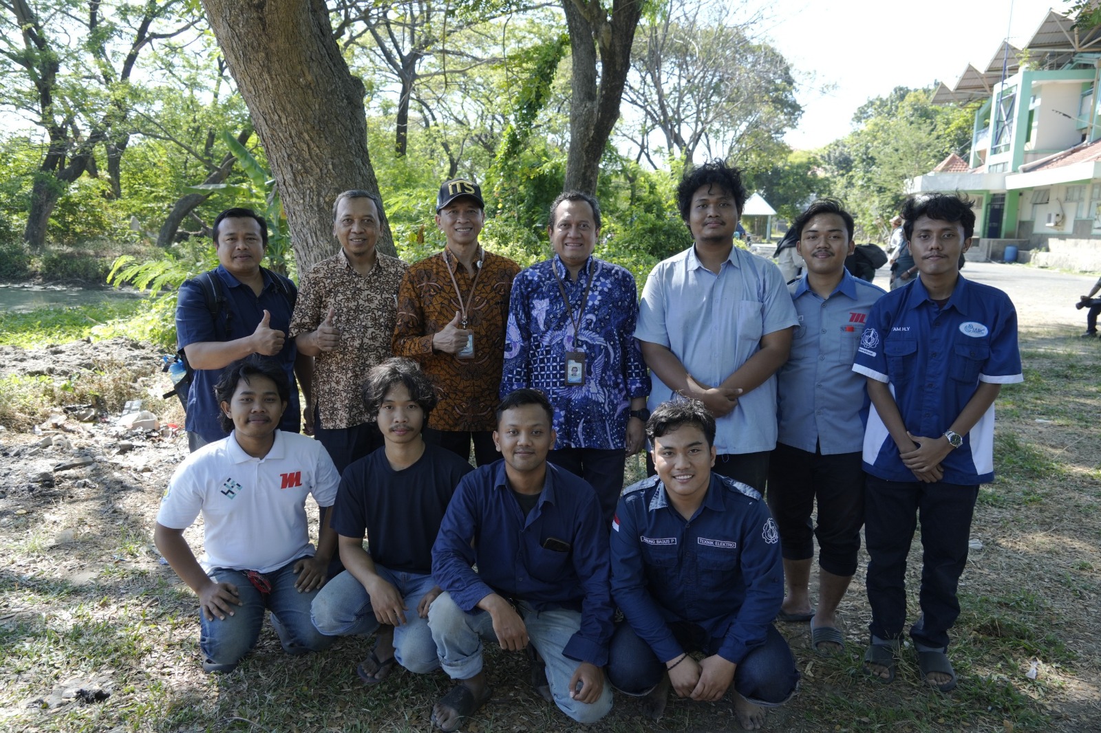 Rektor ITS Prof Bambang Pramujati (bertopi) dan Wakil Rektor IV ITS Prof Agus Muhamad Hatta (batik biru) bersama tim peneliti STP Otomotif ITS yang dipimpin oleh Prof Bambang Sudarmanta