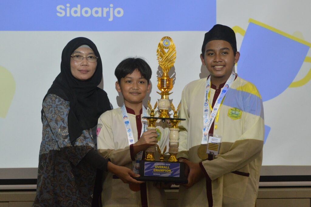 Kepala DSI ITS Prof Wiwik Anggraeni SSi MKom bersama perwakilan siswa MIS Muslimat NU Pucang Sidoarjo sebagai sekolah juara umum