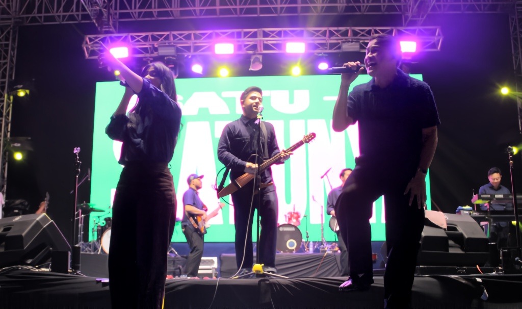 Personel HIVI! (dari kiri) Keisha Cinantya, Febrian Nindyo, dan Ilham Aditama saat tampil pada malam penutupan GEREX 2026 di Taman Alumni ITS