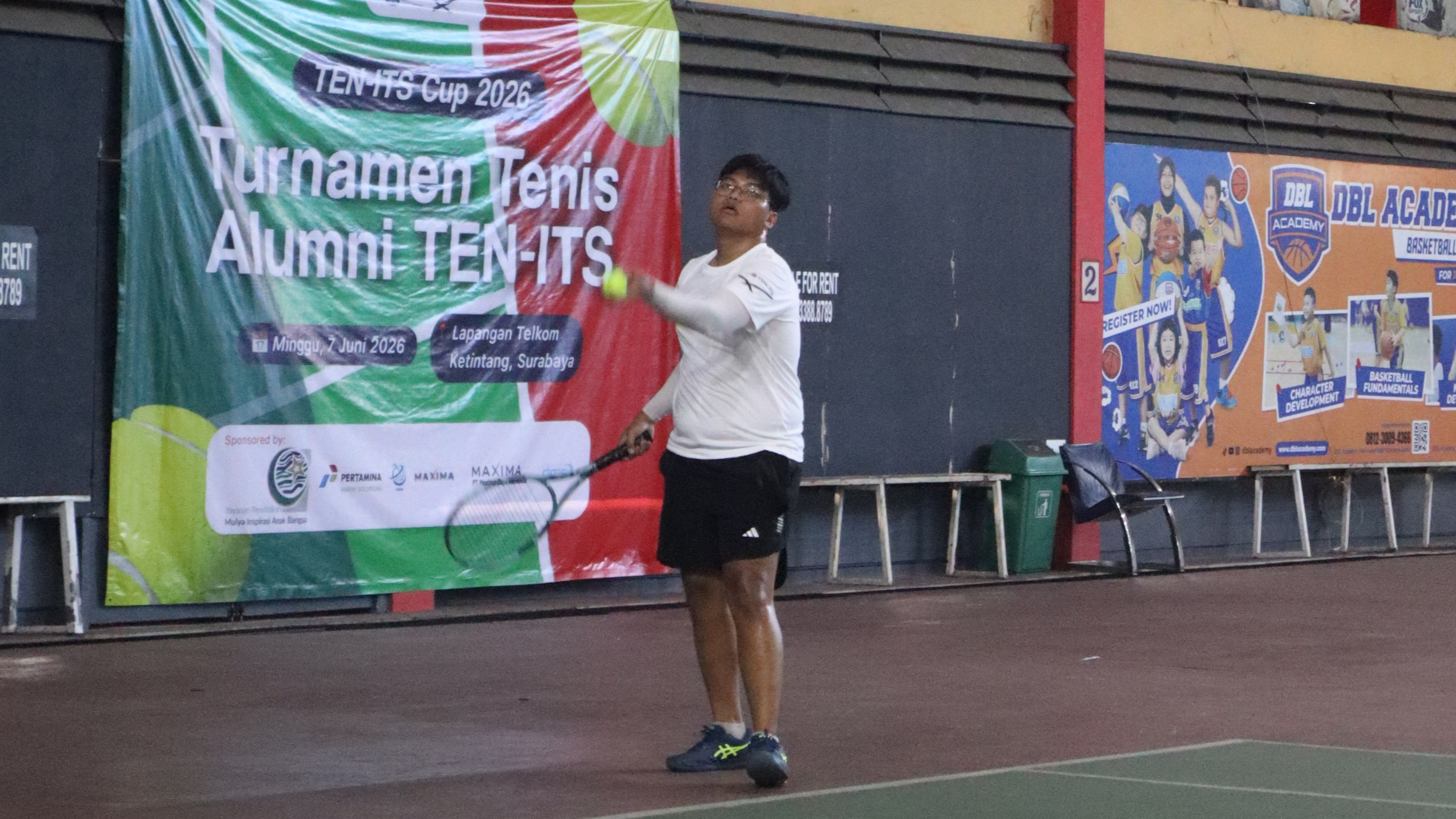 Momen kegiatan turnamen tenis lapangan antar alumni TEN-ITS yang diselenggarakan di Lapangan Telkom Ketintang Surabaya