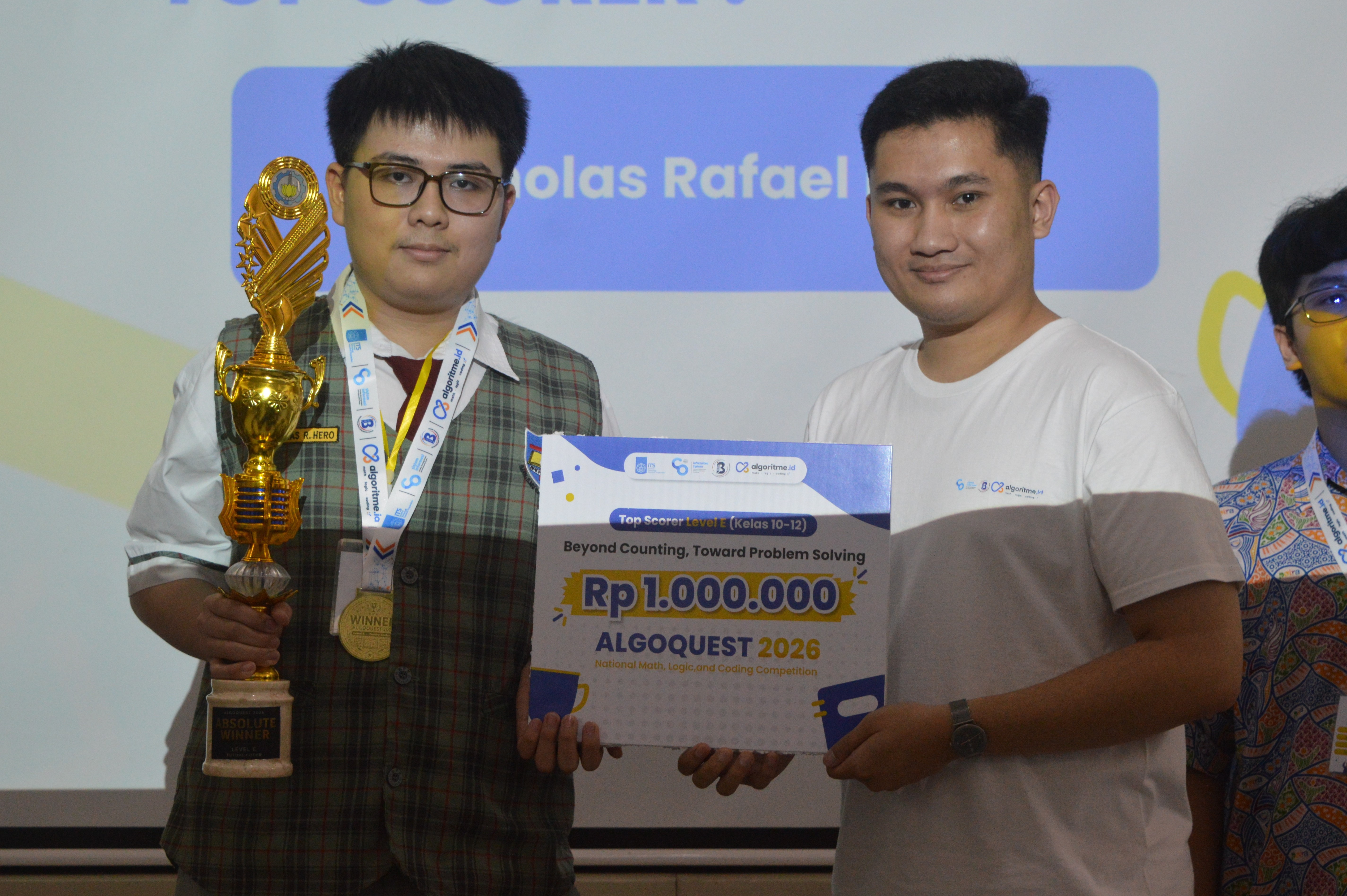 Dosen Departemen Sistem Informasi ITS Dimas Agung Perkasa SKom MKom (kanan) bersama juara emas kategori level E Nicholas Rafael Hero (kiri)