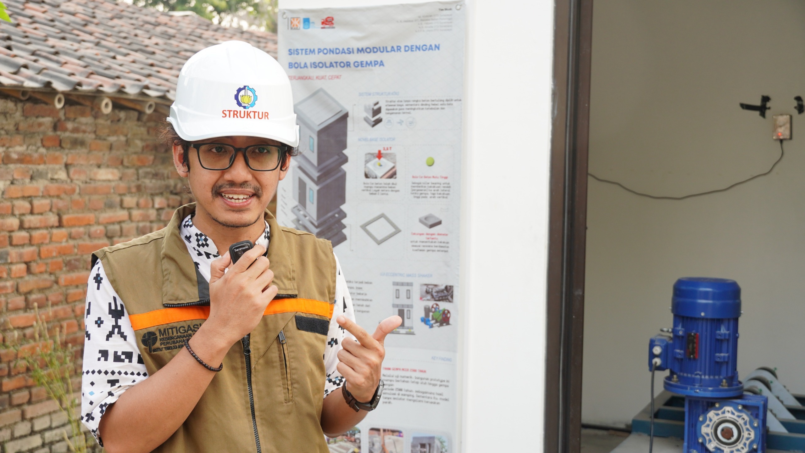 Ahmad Basshofi Habieb ST MT PhD saat menjelaskan struktur prototipe bangunan tahan gempa yang dirancang tim peneliti ITS