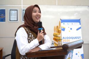 Ketua Panitia Retno Aulia Vinarti SKom MKom PhD saat menyampaikan sambutan pada Final Algoquest 2026, Sabtu (22/08)