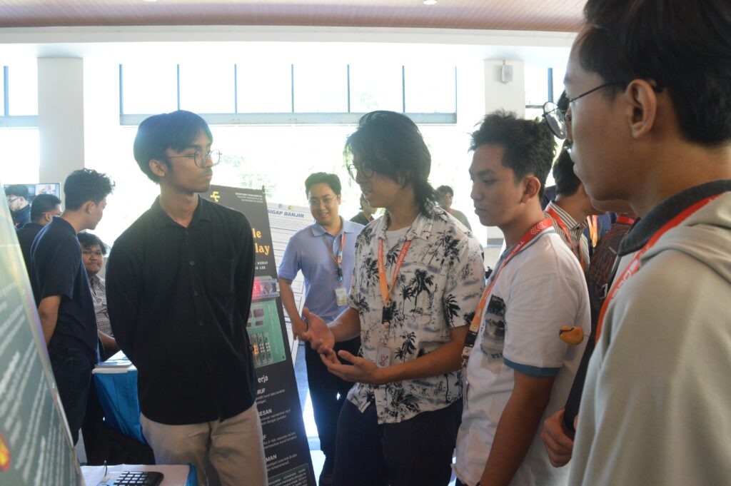Antusiasme pengunjung dalam melihat ragam karya inovatif mahasiswa Teknik Komputer ITS pada Computer Engineering Expo, Rabu (19/8)