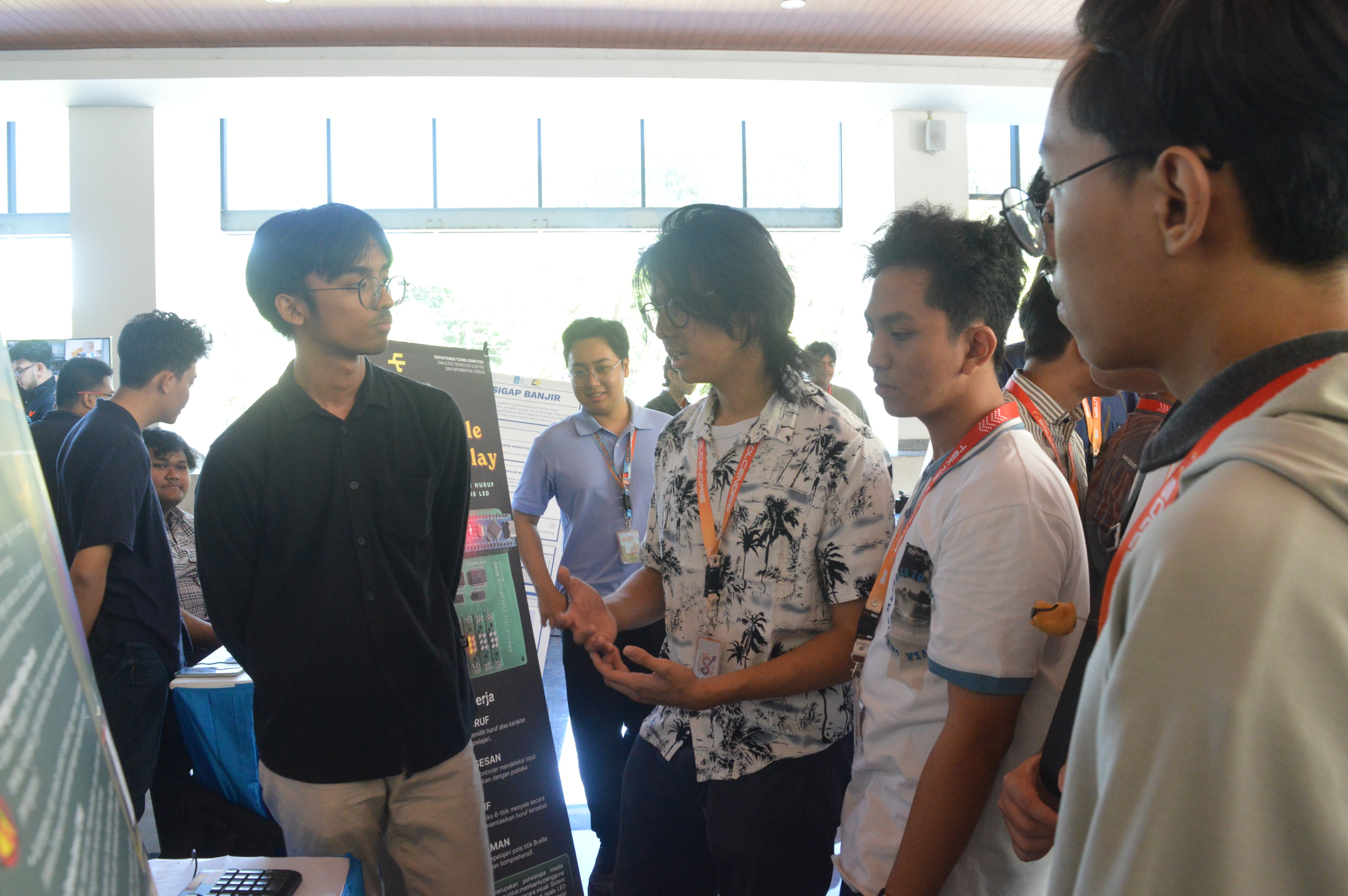 Antusiasme pengunjung dalam melihat ragam karya inovatif mahasiswa Teknik Komputer ITS pada Computer Engineering Expo, Rabu (19/8)