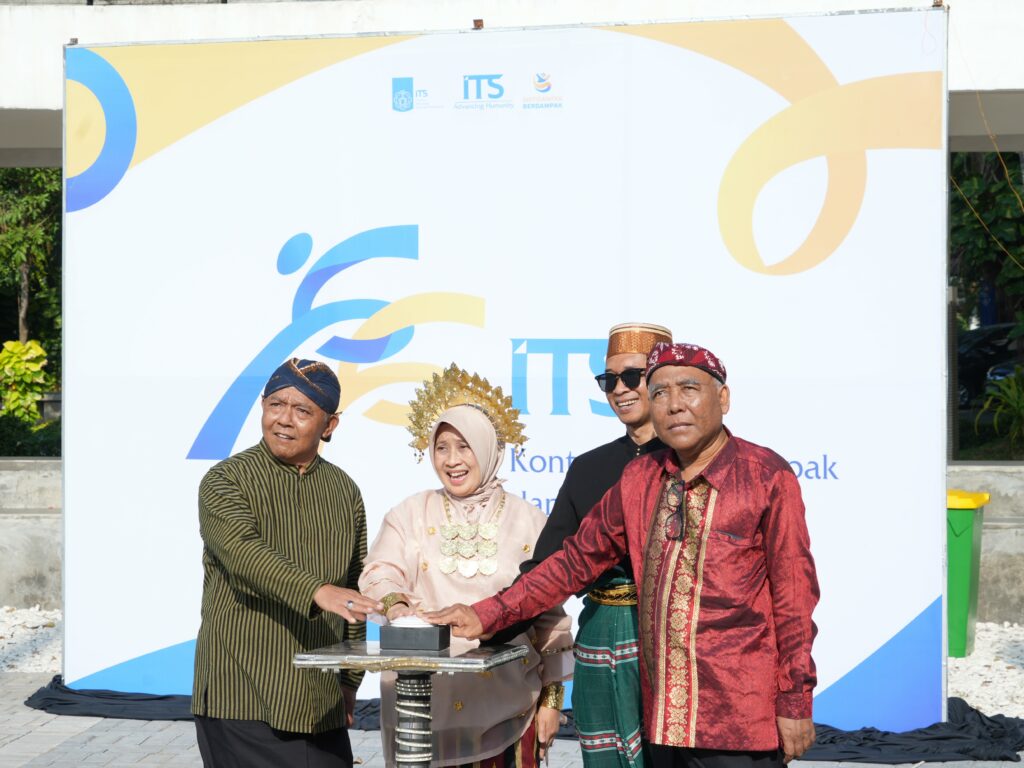 Gambar peresmian logo Dies Natalis ke-66 ITS pada perayaan Hari Kemerdekaan Indonesia