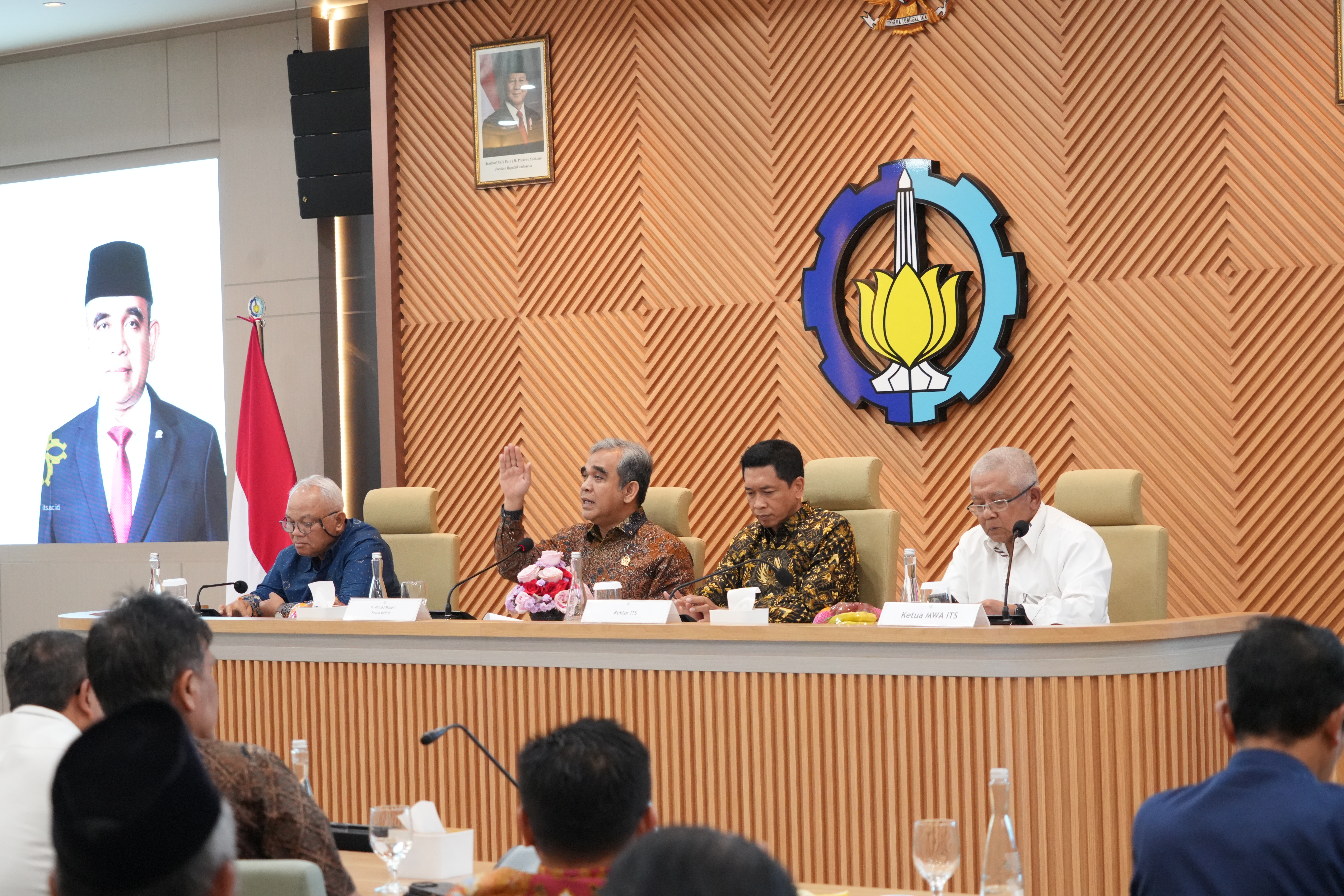 (dari kiri) Prof. Surya Rosa Putra, H. Ahmad Muzani, Prof Bambang Pramujati, Prof. Priyo Suprobo