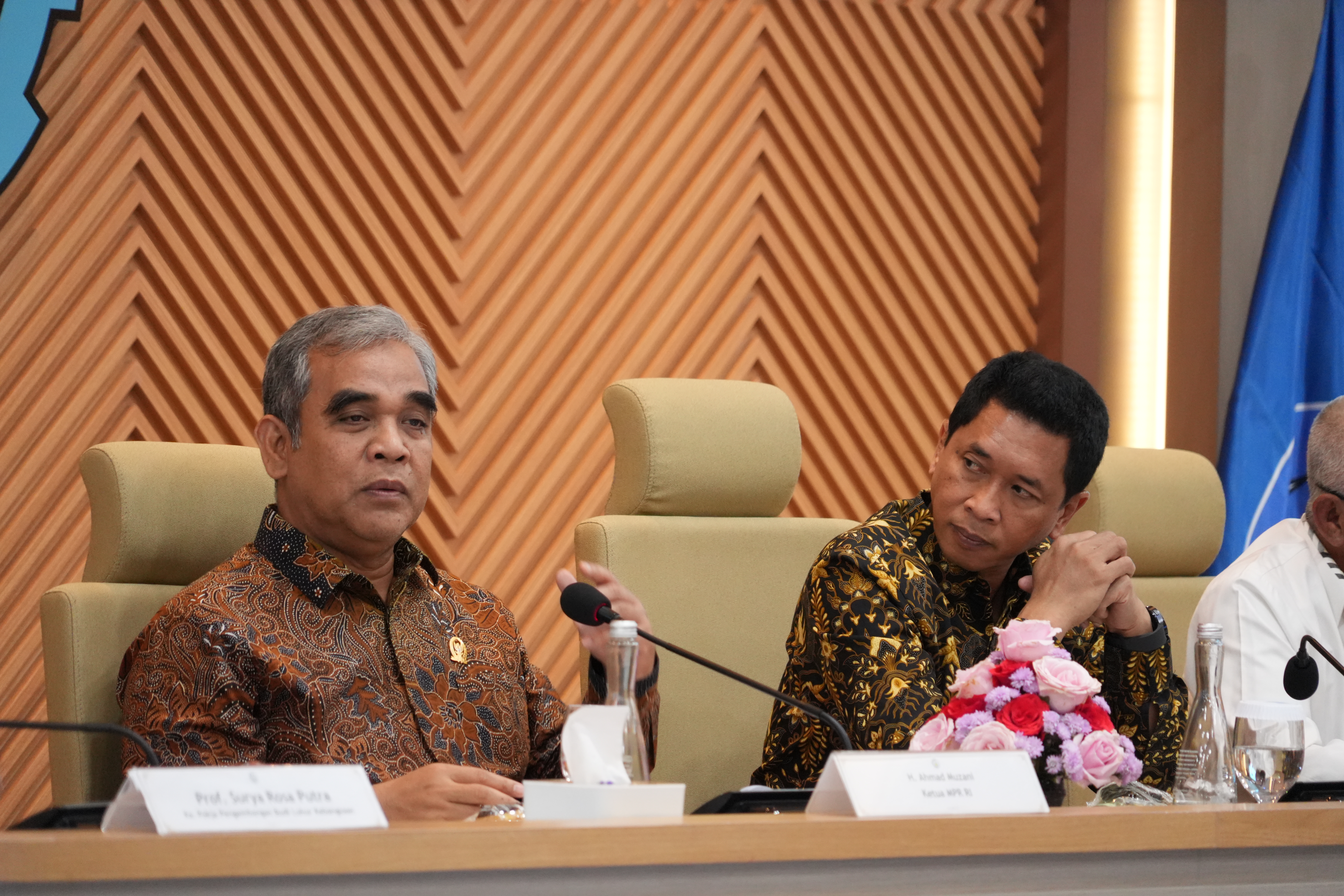 (dari kiri) Ketua MPR RI H. Ahmad Muzani dan Rektor ITS Prof Bambang Pramujati buka dialog dengan para akademisi di ITS