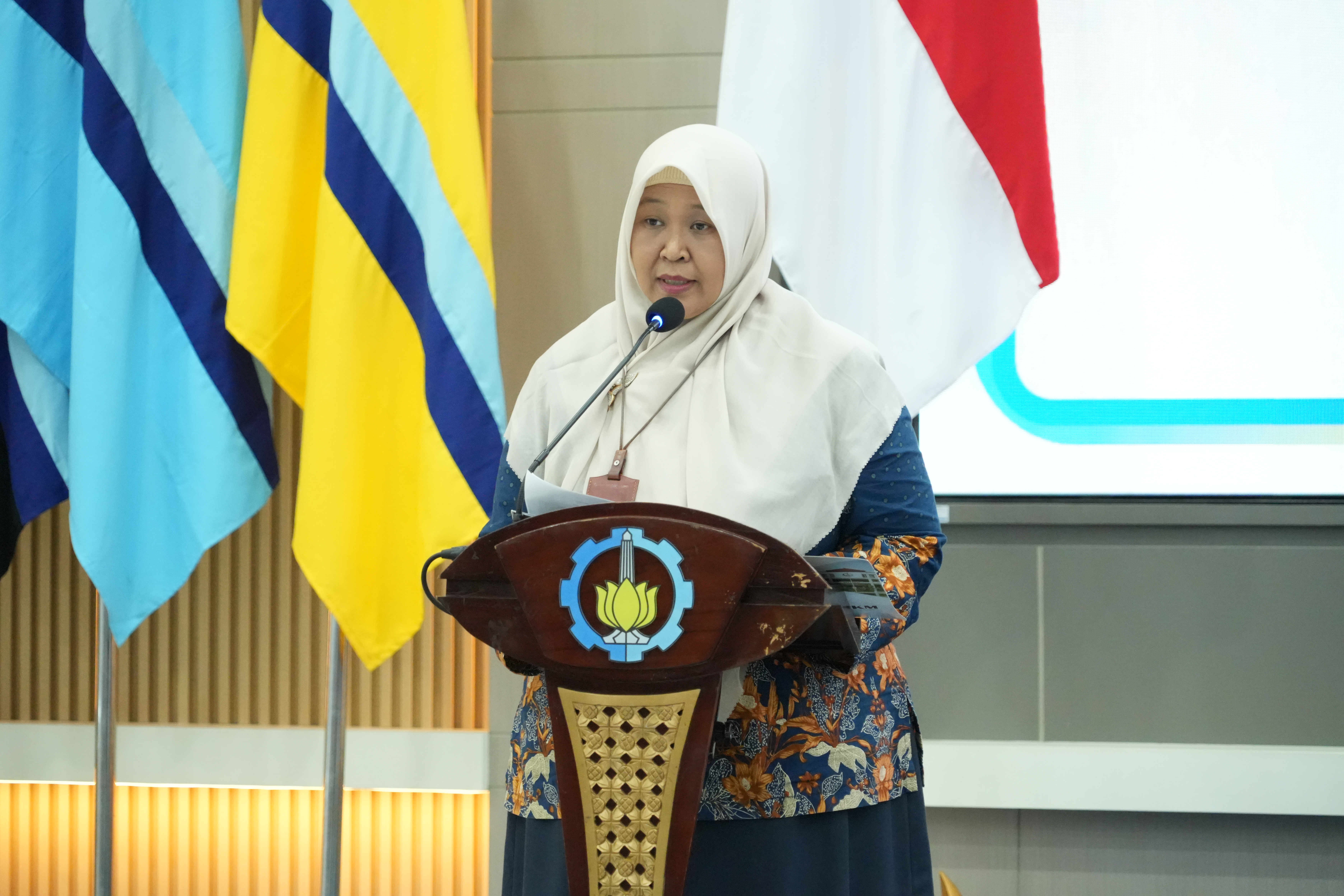 Direktur Pendidikan Sarjana dan Pascasarjana ITS Prof Dr Eng Chastine Fatichah SKom MKom paparkan data penerimaan mahasiswa baru pascasarjana ITS, tahun akademik 2026/2027, Kamis (27/8) (Foto: Humas ITS)