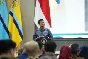 Rektor ITS Prof Dr (HC) Ir Bambang Pramujati ST MScEng PhD sambut mahasiswa baru pascasarjana ITS, gelorakan riset yang berdampak, Kamis (27/8) (Foto: Humas ITS)