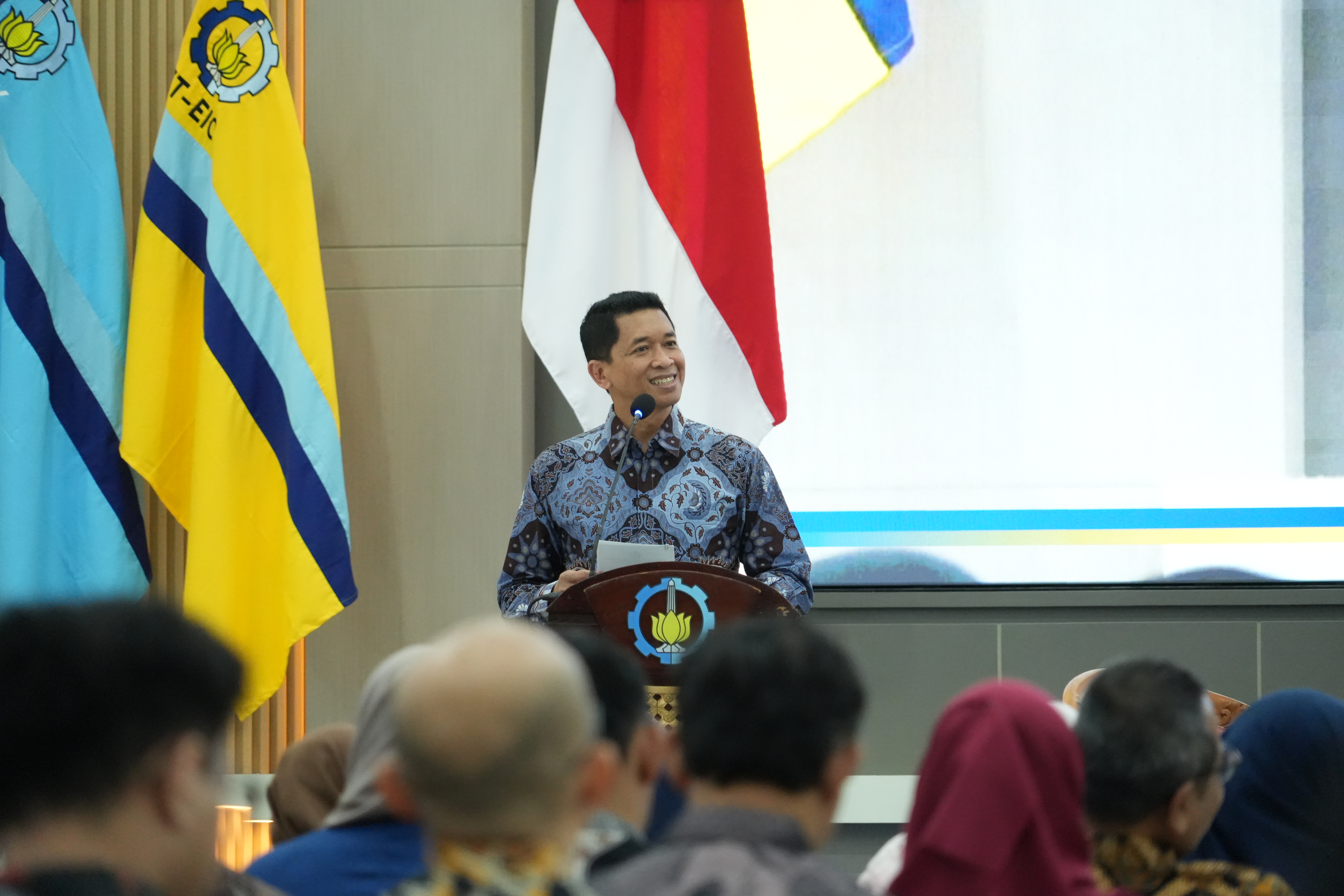 Rektor ITS Prof Dr (HC) Ir Bambang Pramujati ST MScEng PhD sambut mahasiswa baru pascasarjana ITS, gelorakan riset yang berdampak, Kamis (27/8) (Foto: Humas ITS)
