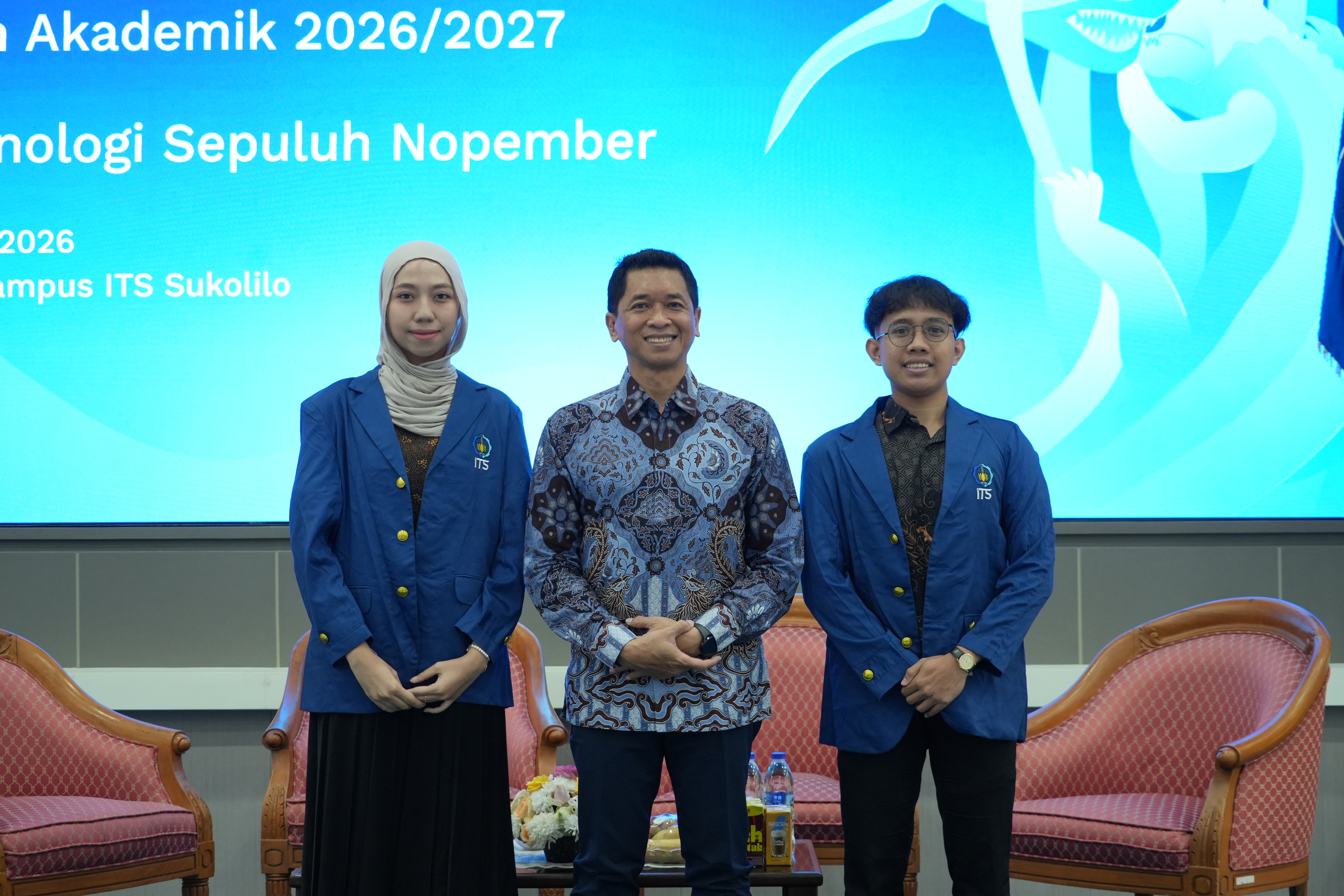 Rektor ITS Prof Bambang Pramujati (tengah) bersama dua mahasiswa baru pascasarjana saat simbolik pemakaian almamater