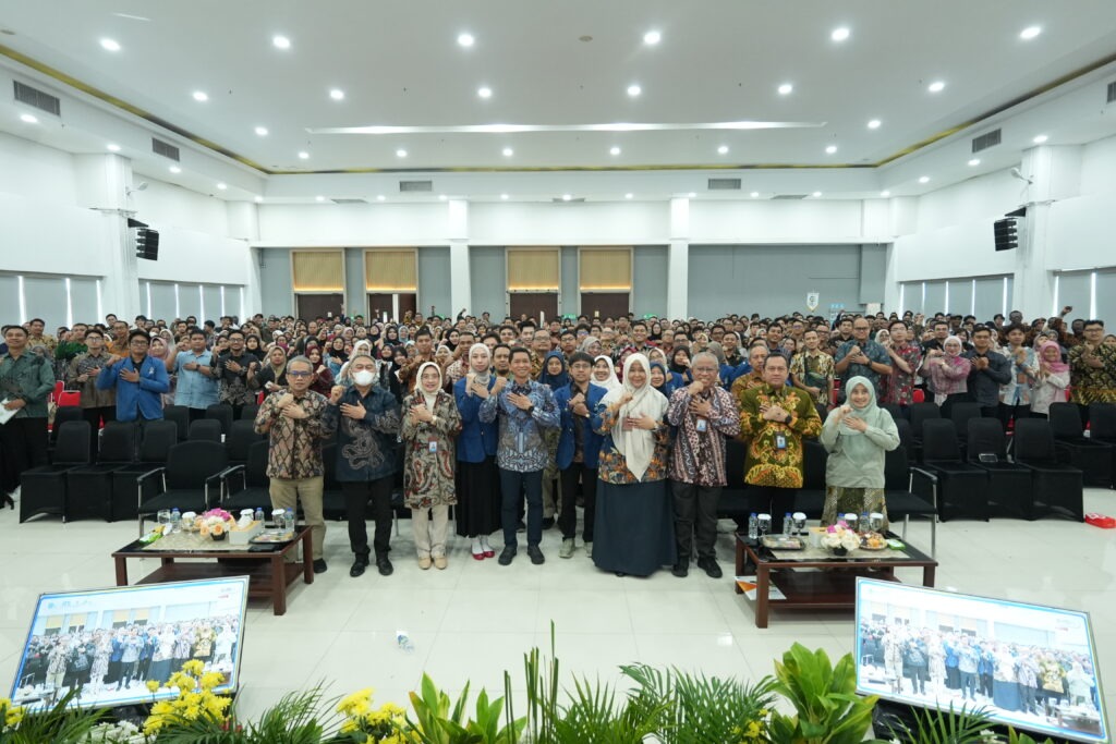 Foto bersama jajaran pimpinan ITS dengan mahasiswa baru jenjang pascasarjana ITS yang baru saja dikukuhkan, Kamis (27/8) (Foto: Humas ITS)