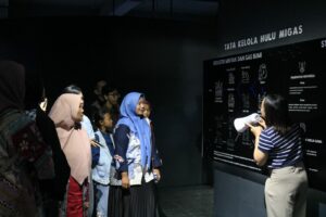 Tingkatkan Minat Baca, Tim KKN ITS Gandeng Kader Desa Lewat Literacy Tour