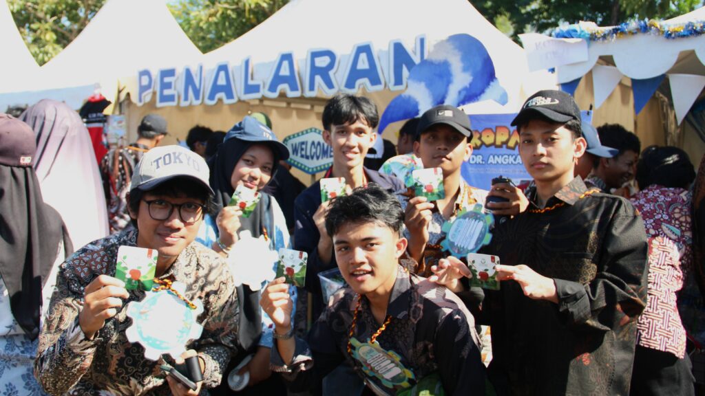 Anggota-UKM-Penalaran-menunjukkan-hasil-penelitian-ilmiah-kepada-mahasiswa-baru