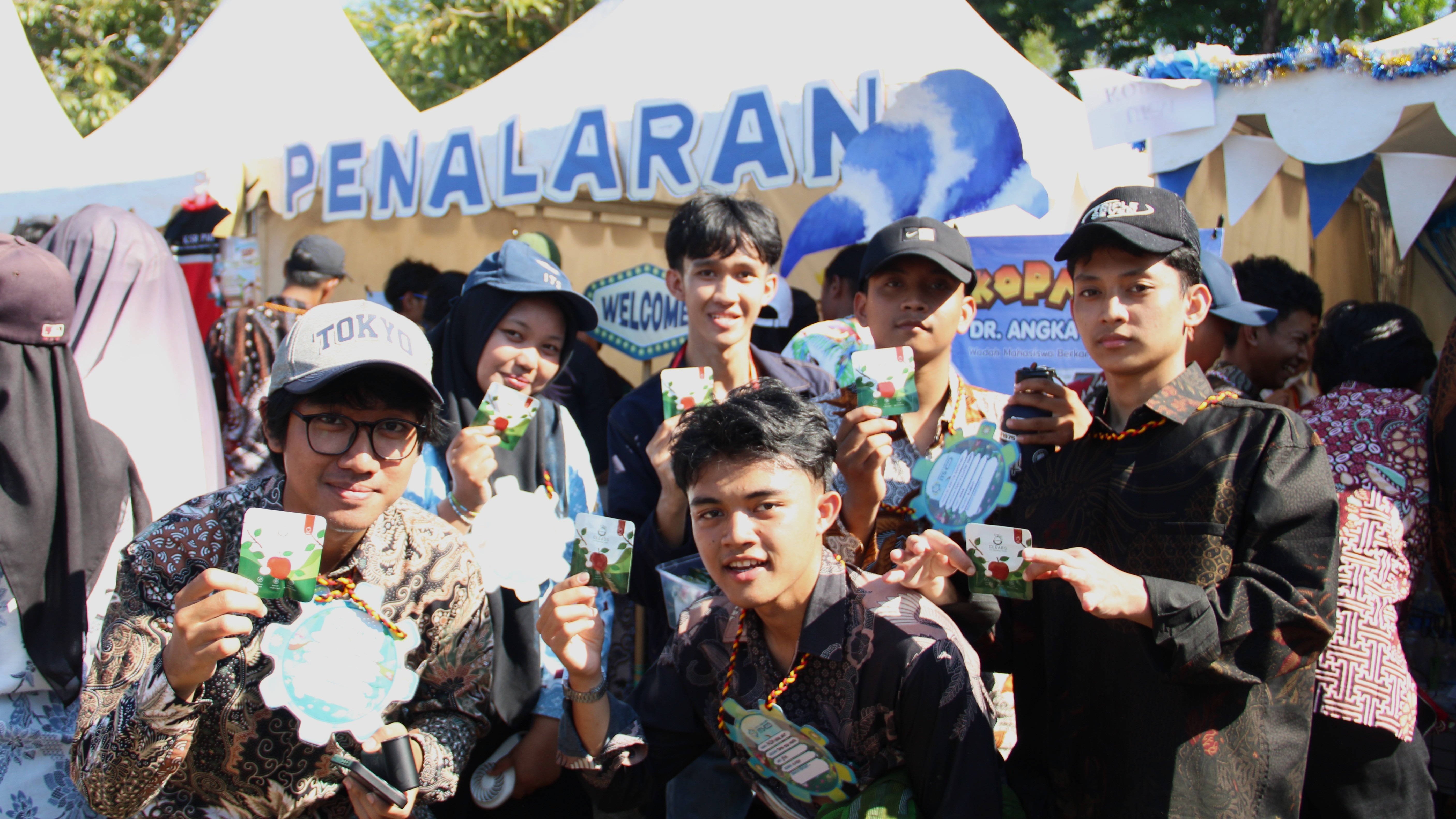 Anggota-UKM-Penalaran-menunjukkan-hasil-penelitian-ilmiah-kepada-mahasiswa-baru