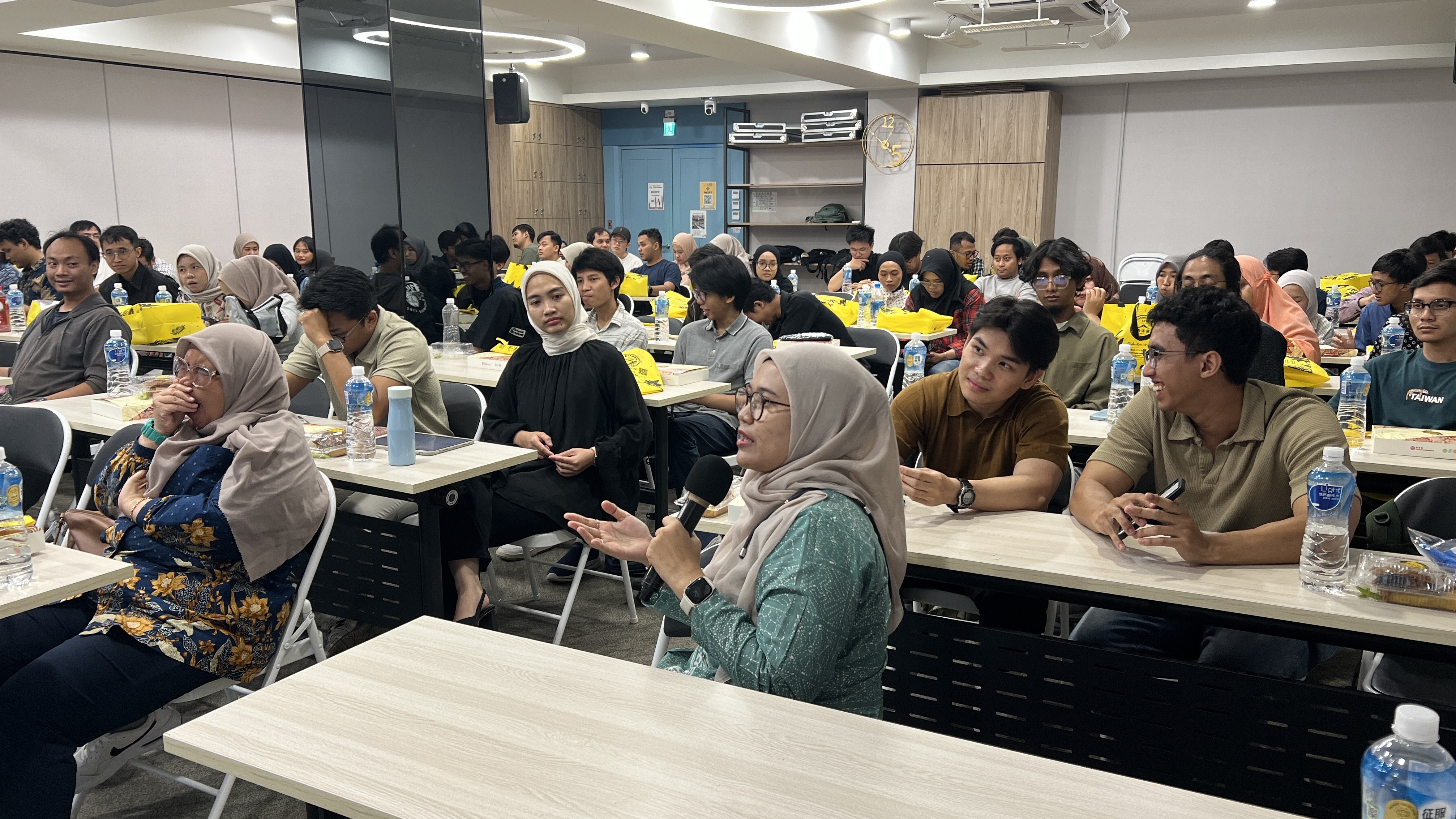 Suasana dialog antara pimpinan ITS dan alumni mengenai peran alumni berdampak, peluang kolaborasi, dan penguatan jejaring internasional