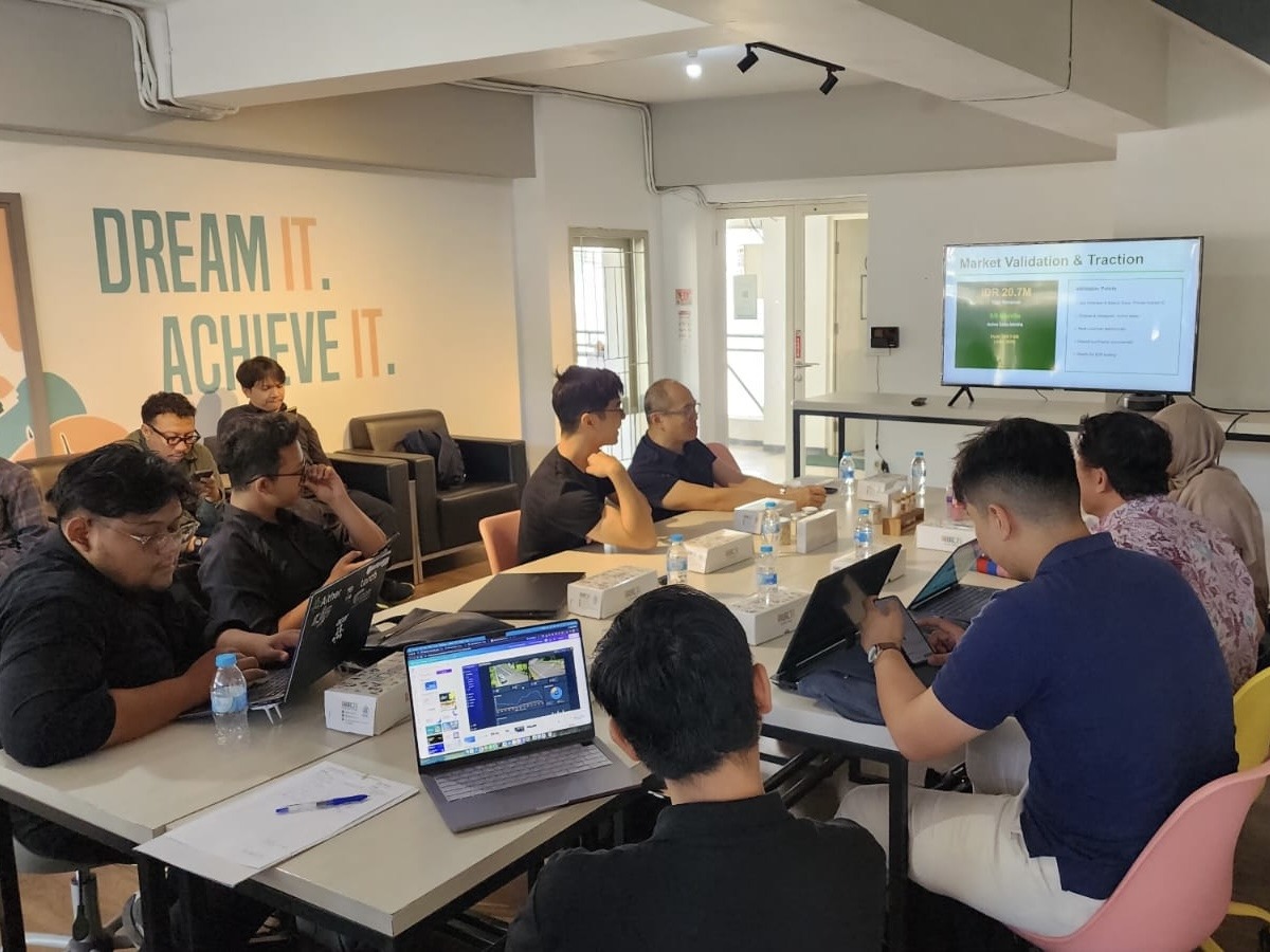 Sesi mentoring CEO Talk 2026 mengasah kesiapan peserta dalam mempresentasikan inovasi startup ITS