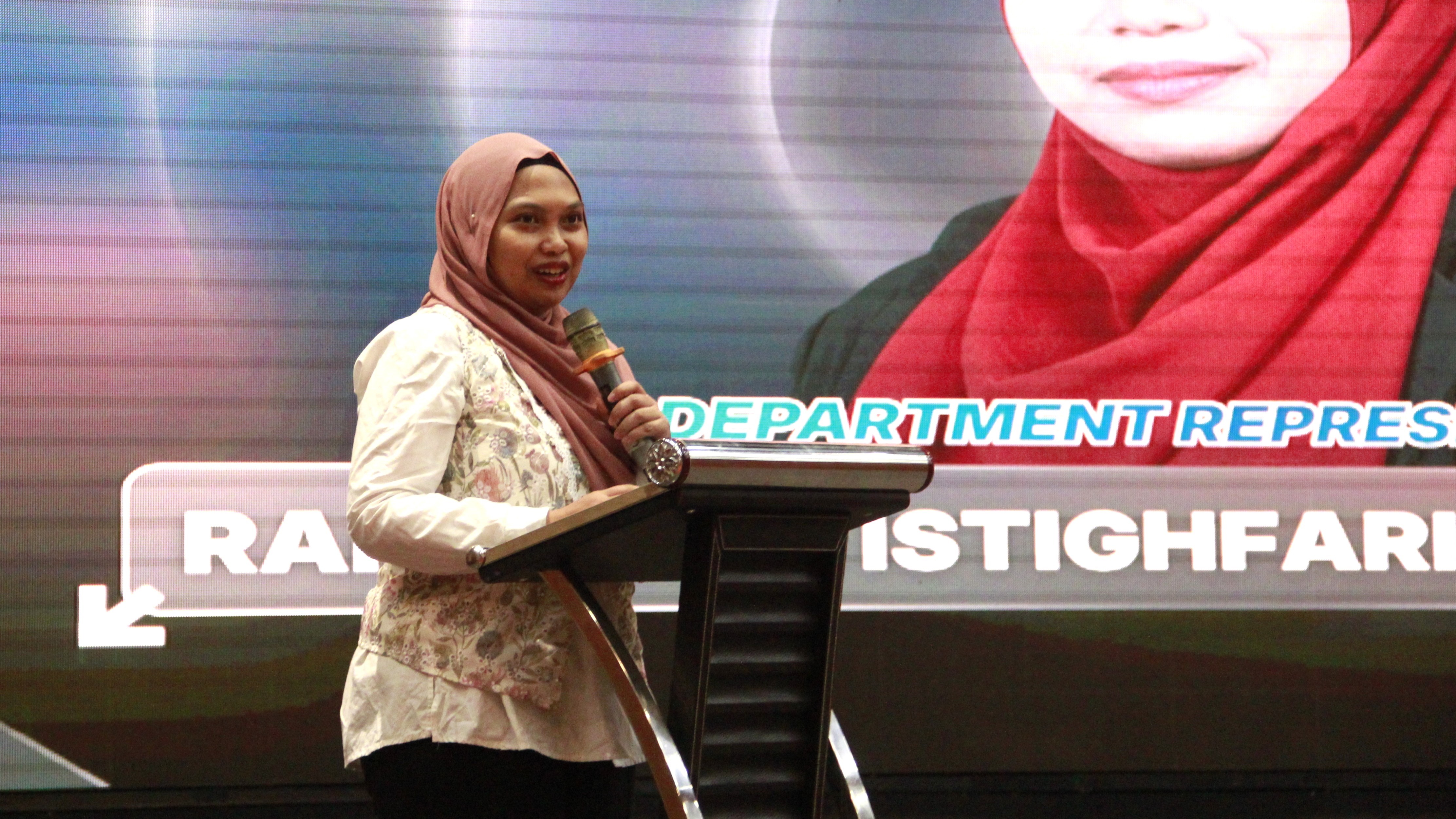 Perwakilan Dosen DTSI ITS Rahmatul Istighfarin ST MEM saat menutup acara Industrial Challenge (INCHALL) 2026