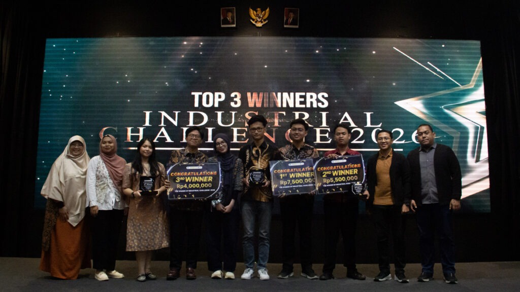 Para peserta saat menerima penghargaan pada kegiatan Industrial Challenge (INCHALL) 2026