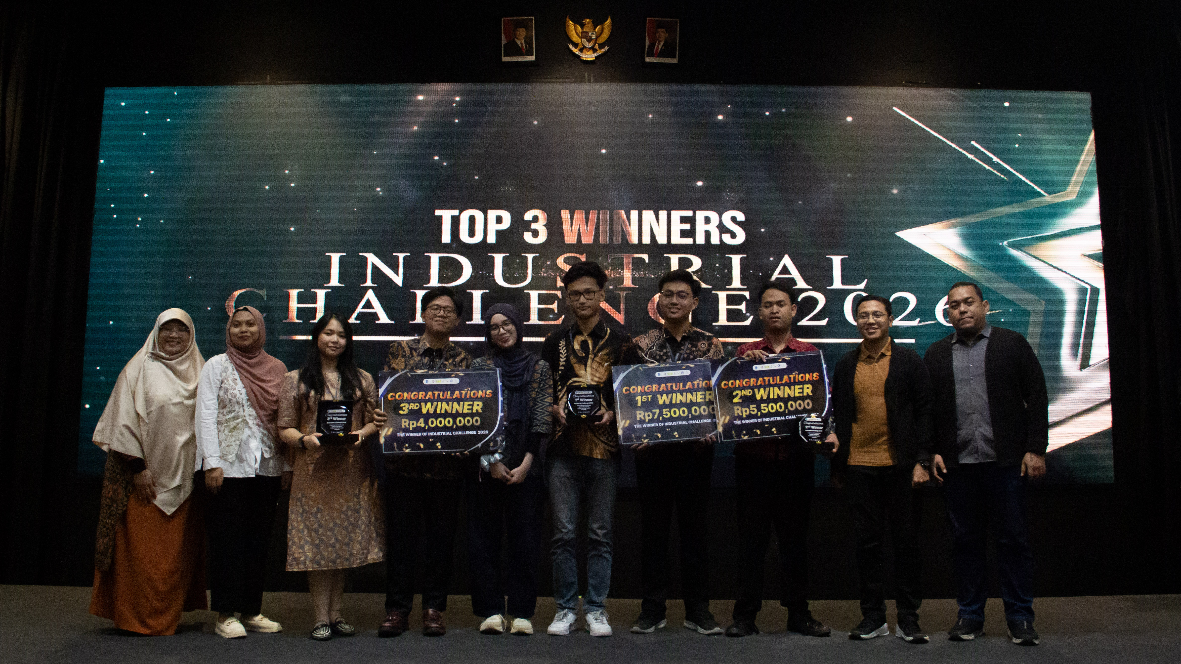 Para peserta saat menerima penghargaan pada kegiatan Industrial Challenge (INCHALL) 2026