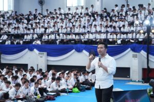 Wagub Jatim Emil Elestianto Dardak berdiri di hadapan ribuan mahasiswa baru ITS dan arahkan mahasiswa baru untuk berjuang demi kemajuan teknologi bangsa