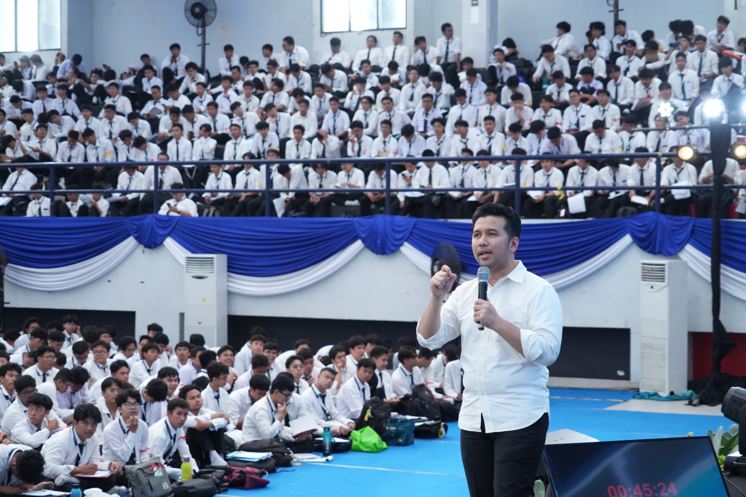 Wagub Jatim Emil Elestianto Dardak berdiri di hadapan ribuan mahasiswa baru ITS dan arahkan mahasiswa baru untuk berjuang demi kemajuan teknologi bangsa