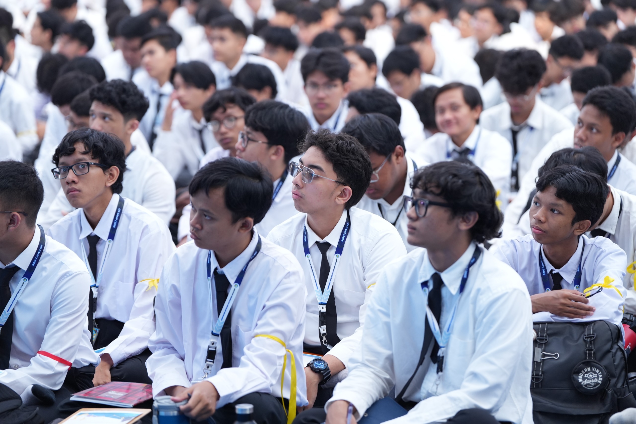 Potret mahasiswa baru ITS saat dengarkan materi dari Wakil Gubernur Jatim Emil Elestianto Dardak