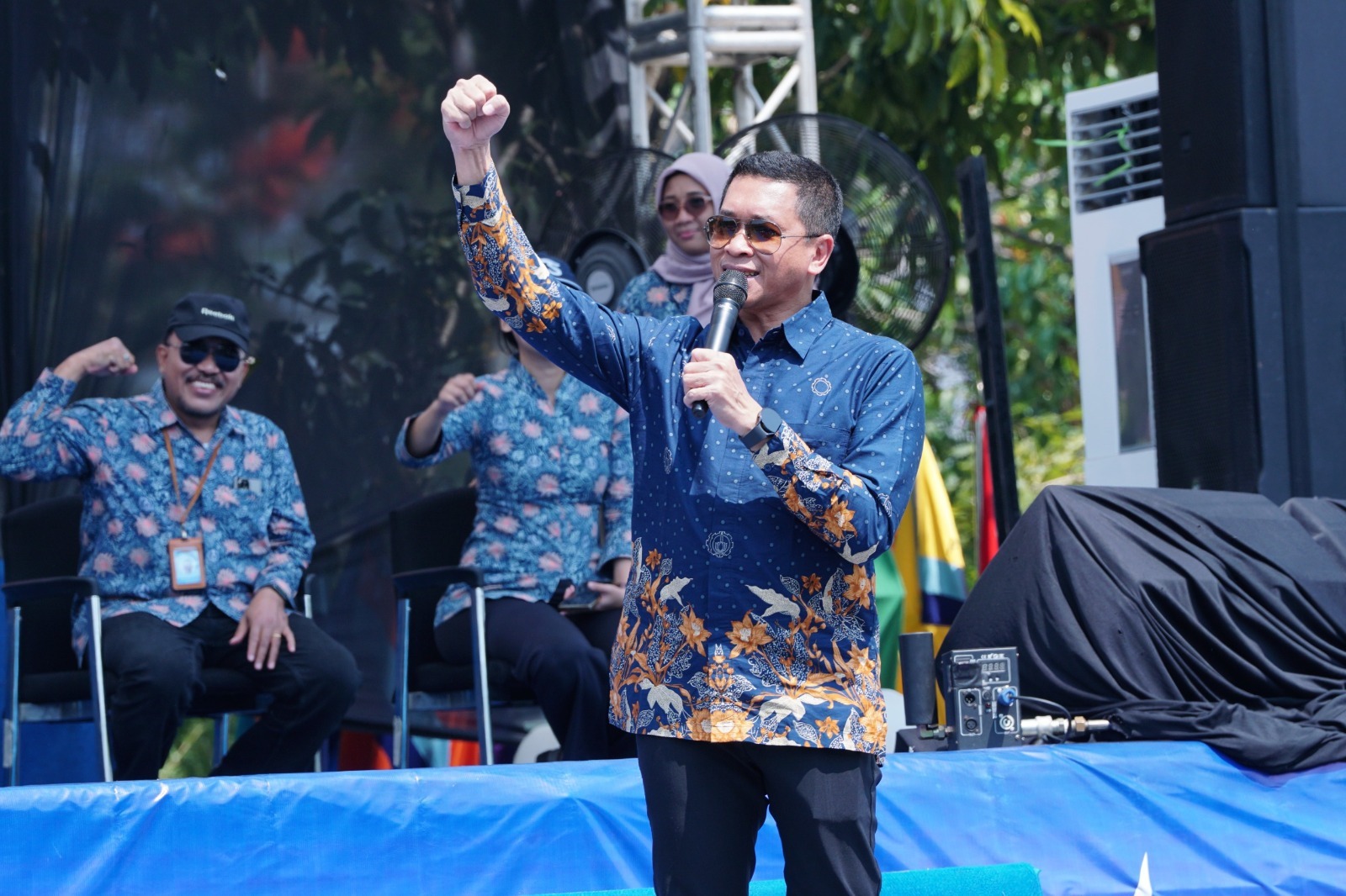 Gambar Rektor ITS Prof Dr (HC) Ir Bambang Pramujati ST MScEng PhD sambut 7.269 mahasiswa baru ITS yang dikukuhkan