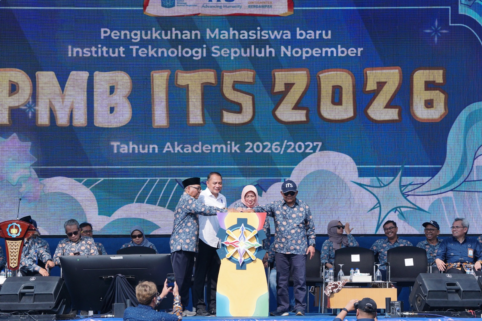 Gambar (dari kiri) Ketua Senat Akademik ITS Prof Dr Ir Adi Soeprijanto MT, Wali Kota Surabaya Dr Eri Cahyadi, Wakil Rektor I ITS Prof Nurul Widiastuti MSi PhD, dan Ketua Majelis Wali Amanat ITS Prof Ir Priyo Suprobo MS PhD menekan tombol bersama peresmian GERIGI X UKM EXPO ITS 2026