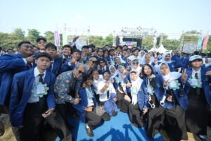 Gambar Keseruan para peserta Pengukuhan Mahasiswa Baru (PMB) ITS 2026 yang turut dihadiri oleh Wali Kota Surabaya Dr Eri Cahyadi ST MT