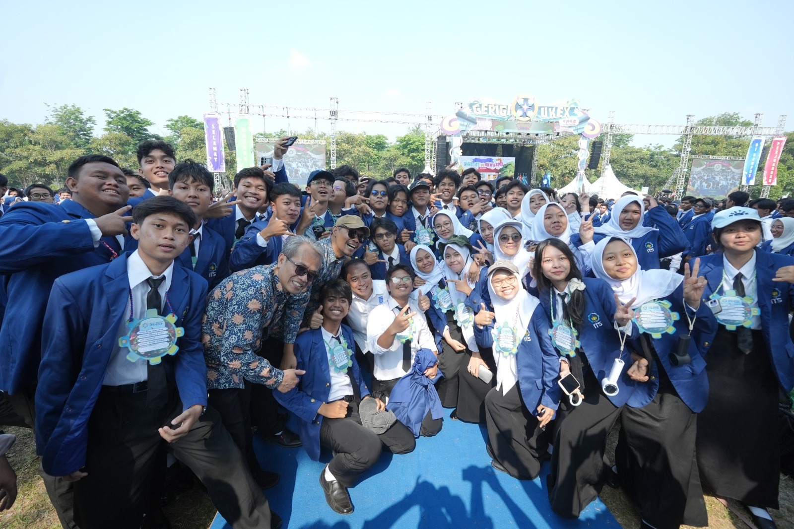 Gambar Keseruan para peserta Pengukuhan Mahasiswa Baru (PMB) ITS 2026 yang turut dihadiri oleh Wali Kota Surabaya Dr Eri Cahyadi ST MT