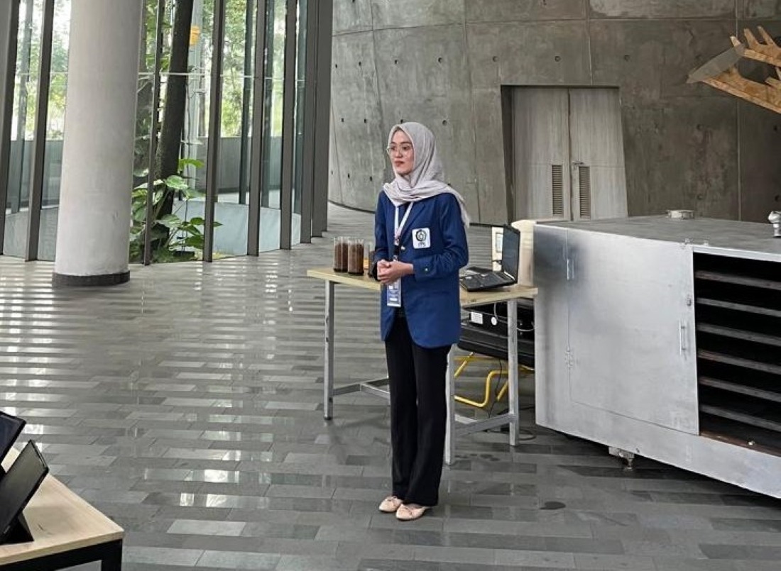 Gambar Ishmatu Aulia Rizky Kirana saat mempresentasikan AutoDry Boost di hadapan panelis dalam ajang Pilmapres Nasional 2026