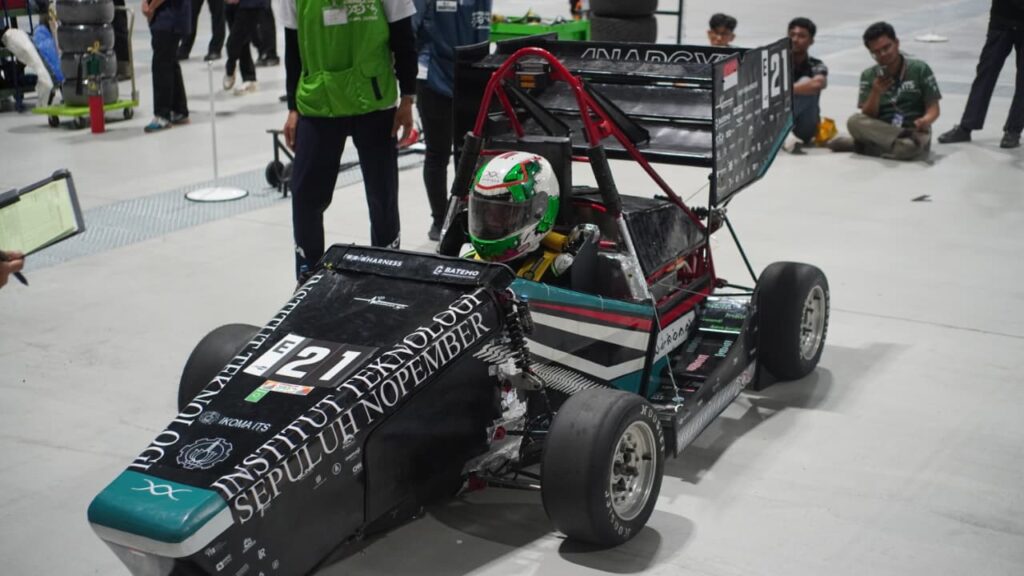 Gambar Mobil formula listrik Mark 6.0 karya Tim Anargya ITS saat dilombakan pada FSAE Japan 2026