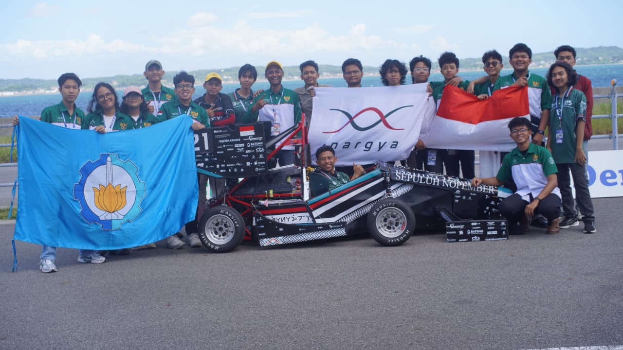 Gambar Tim Anargya ITS yang sukses memborong tiga gelar juara FSAE Japan 2026 saat berada di lintasan sirkuit Aichy Sky Expo Japan