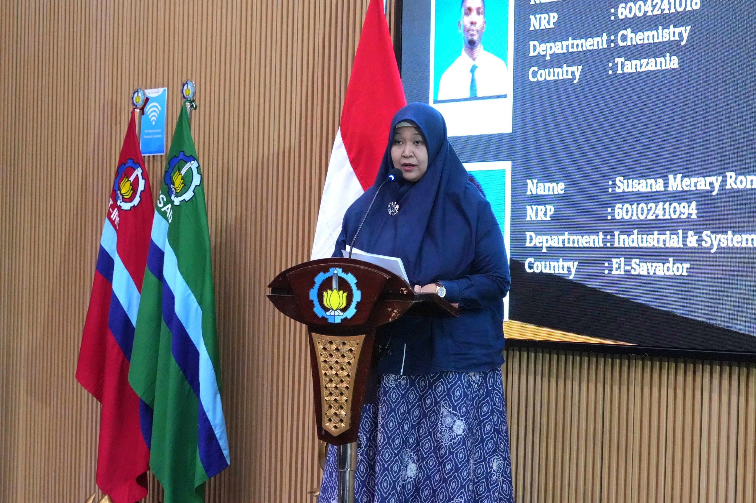 Direktur Pendidikan Sarjana dan Pascasarjana ITS Prof Dr Eng Chastine Fatichah SKom MKom paparkan laporan wisudawan internasional ITS