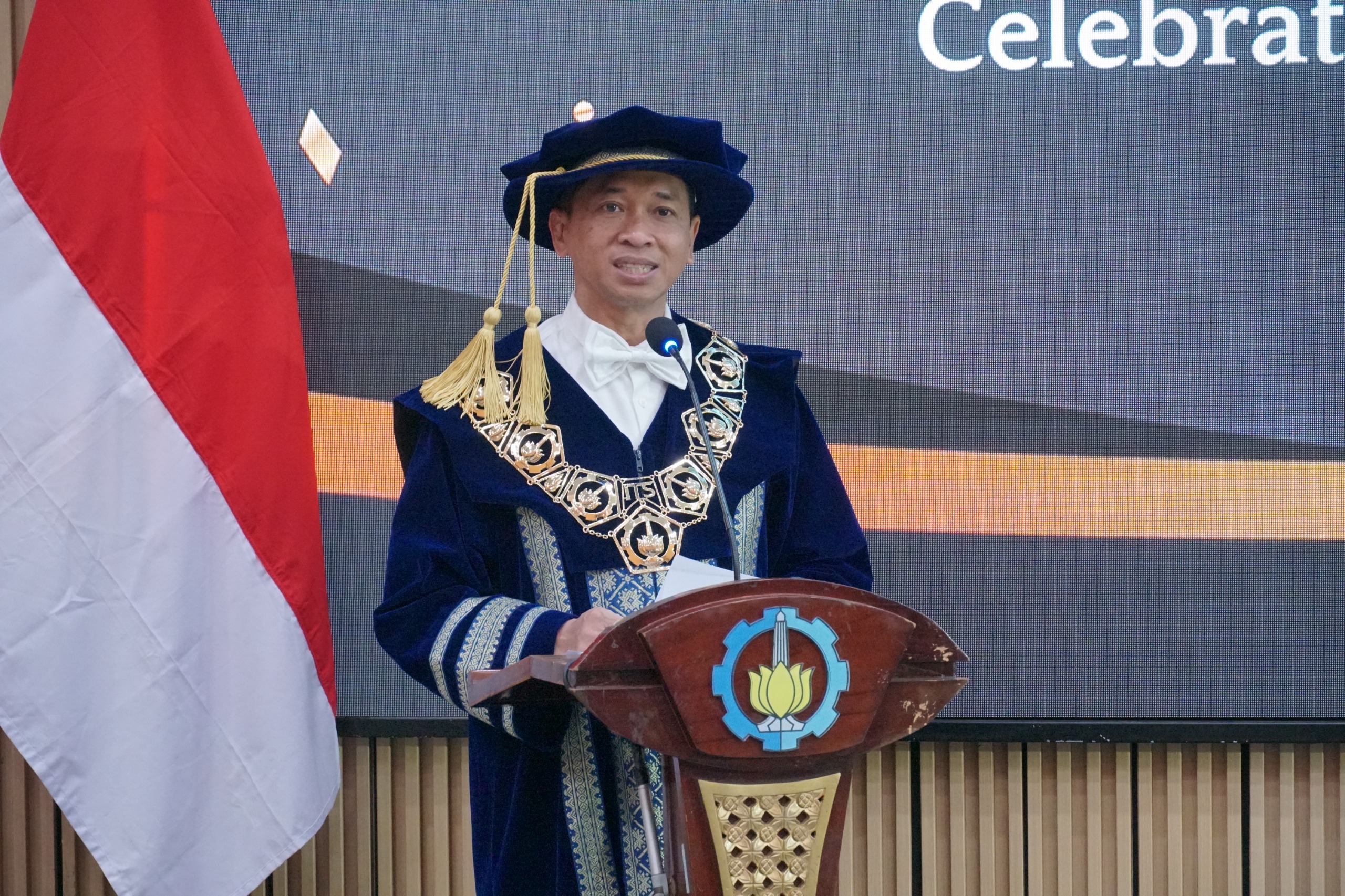 Rektor ITS Prof Dr (HC) Ir Bambang Pramujati ST MT PhD saat berikan sambutannya dalam prosesi wisuda khusus mahasiswa internasional, Rabu (12/8)