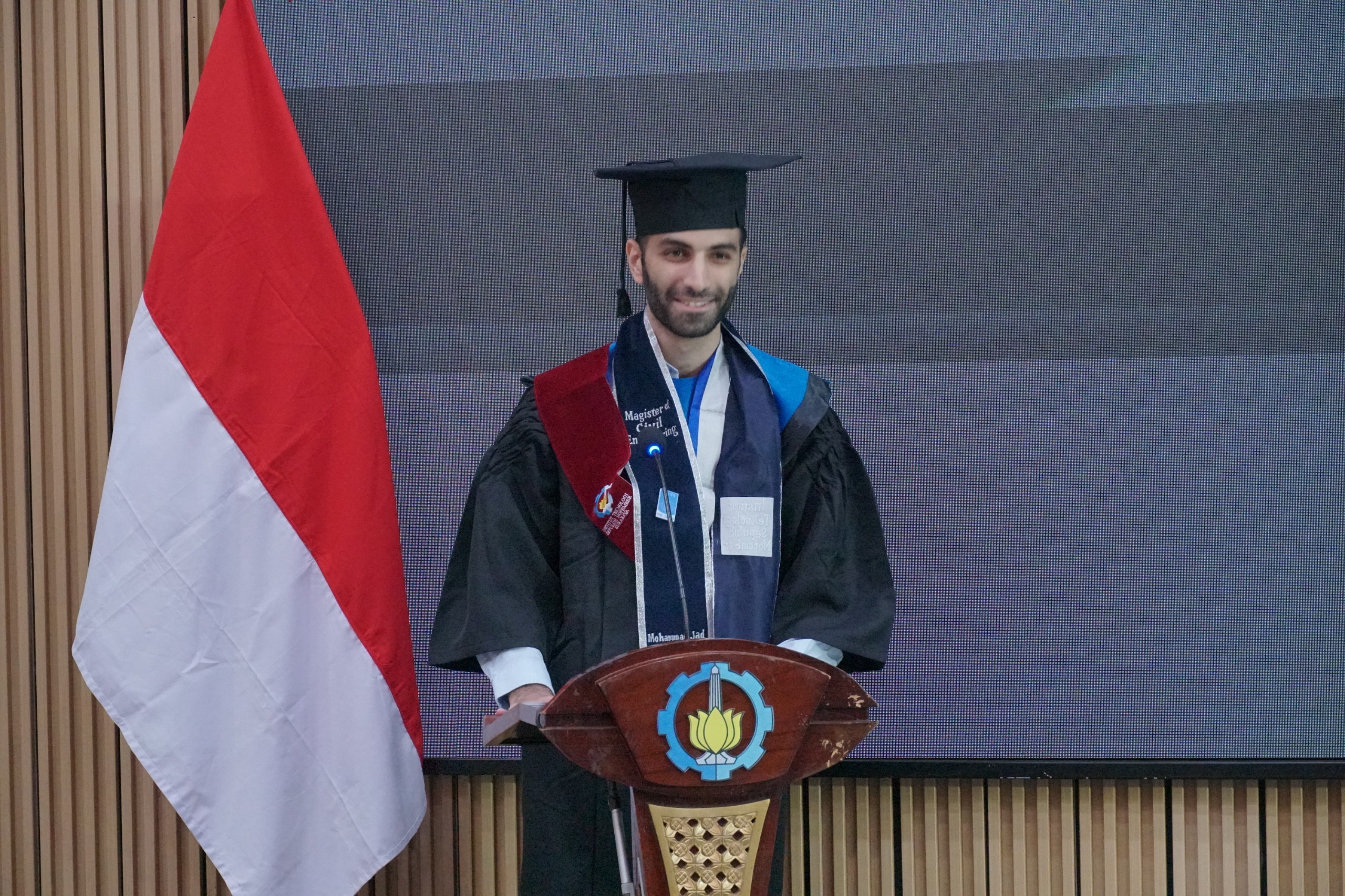 Wisudawan S2 FT-SPK Mohammad Jad Shakhashiro berdiri di atas panggung dan bagikan pengalaman akademiknya studi S2 di ITS