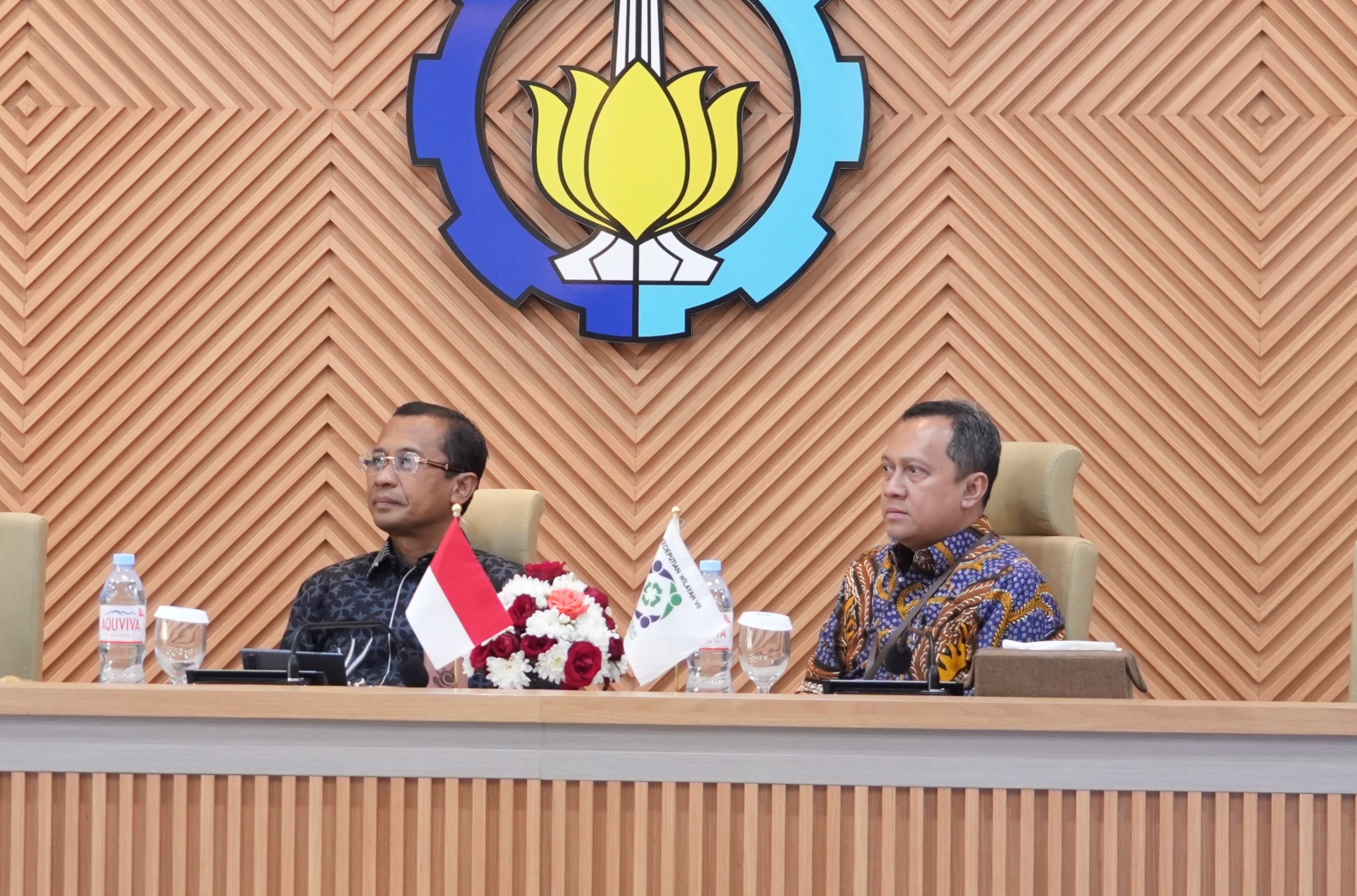 (dari kiri) Direktur Utama BPJS Kesehatan RI Mayjen TNI (Purn) Dr dr Prihati Pujowaskito dan Wakil Rektor IV ITS Prof Agus Muhamad Hatta Msc PhD hadir dalam CEO Talk, sepakat dorong kolaborasi lintas sektor