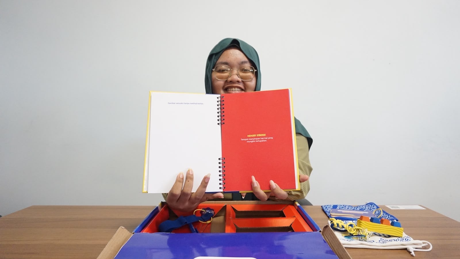Salah satu partisipan menunjukkan user testing produk Stress Regulation Kit STIMZY karya mahasiswa Departemen Desain Komunikasi Visual (DKV) ITS