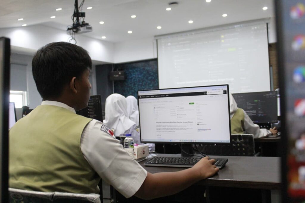 Gambar salah satu peserta menerapkan coding AI dalam sesi pelatihan di Departemen Teknik Informatika ITS.