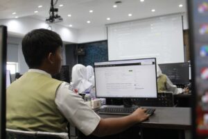 Dorong Kesiapan Teknologi Generasi Muda, KKN ITS Kenalkan Coding AI