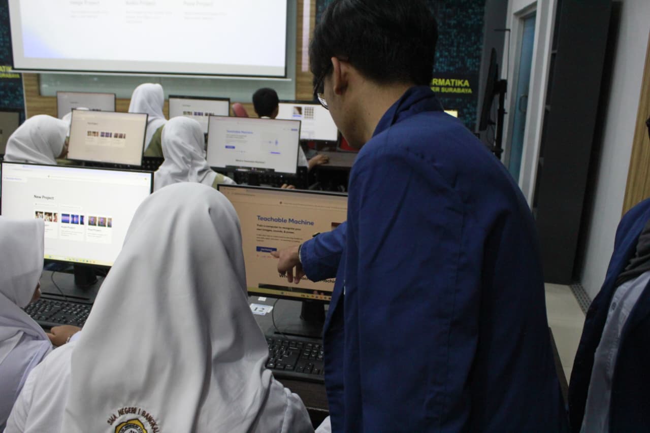 Gambar peserta pelatihan coding AI ketika dibimbing secara langsung oleh salah satu mahasiswa tim KKN Departermen Teknik Informatika ITS