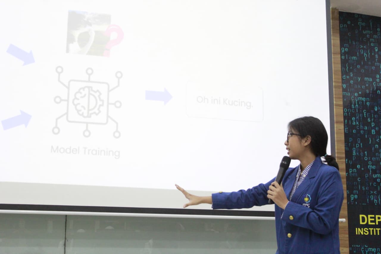 Gambar salah satu tim KKN Tematik Departemen Teknik Informatika ITS ketika menjelaskan materi terkait coding AI