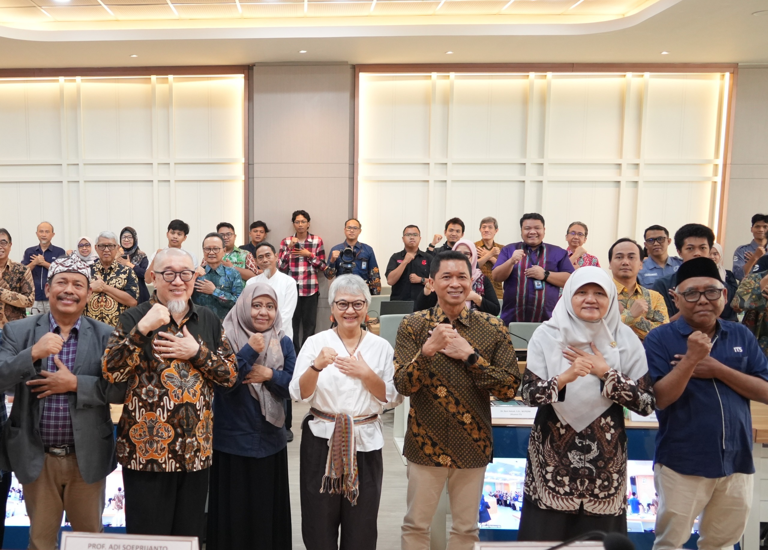 Foto bersama jajaran tamu undangan serta pembicara dalam Sarasehan Kebangsaan Dewan Profesor di ITS