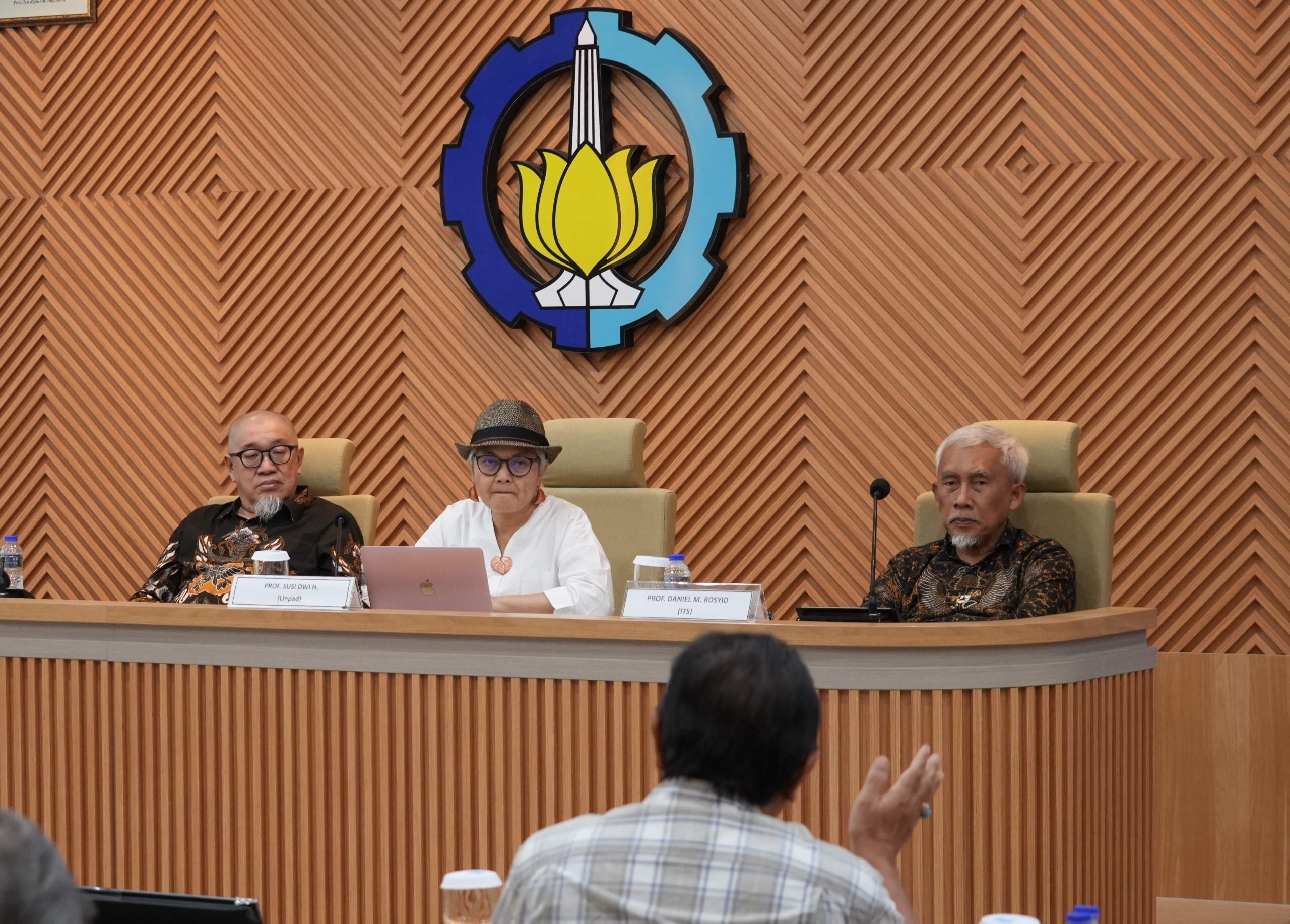 (dari kiri) Guru Besar Sosiologi Ekonomi Universitas Airlangga (UNAIR) Prof Bagong Suyanto DRs MSi, Guru Besar Hukum Tata Negara Universitas Padjadjaran (UNPAD) Prof Susi Dwi Harijanti SH LLM PhD, dan Prof Daniel M Rosyid PhD