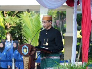Gambar Rektor ITS Prof Dr (HC) Ir Bambang Pramujati ST MScEng PhD dalam menyampaikan sambutannya di perayaan Hari kemerdakaan RI dan peresmian logo Dies Natalis ITS ke-66